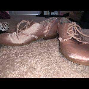 Satin pink shoes w/ pink fringe! Lightly worn!